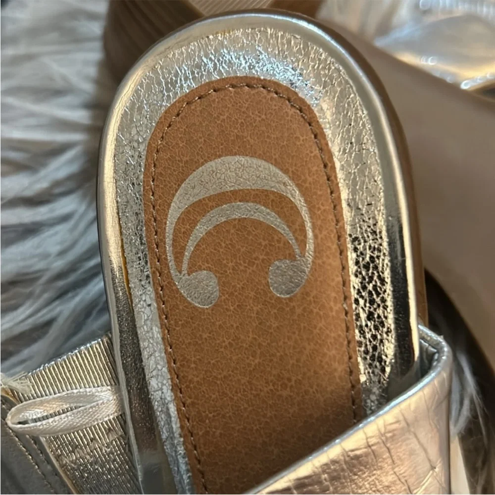 NWT Charming CHINESE LAUNDRY Modern Silver Metallic Sandals w double Straps SZ 7